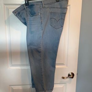 Levis 311 shaping capris   Mid-rise. Tummy slimming